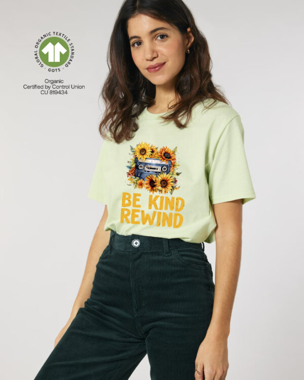 Ретро Унисекс тениска с надпис BE KIND REWIND