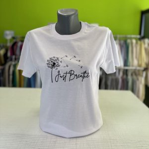 Тениска с бродерия JUST BREATHE