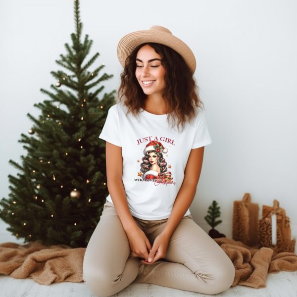 Дамска коледна тениска JUST A GIRL WHO LOVES CHRISTMAS