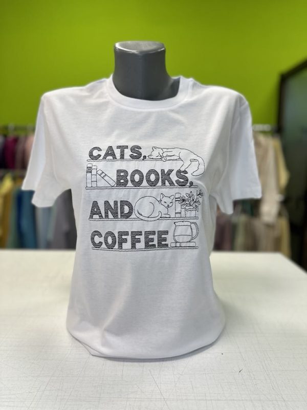Тениска с бродерия CATS, BOOKS AND COFFEE