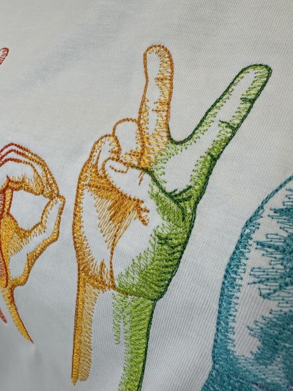 OVERSIZED тениска с МНОГОЦВЕТНА бродерия LOVE - Image 4