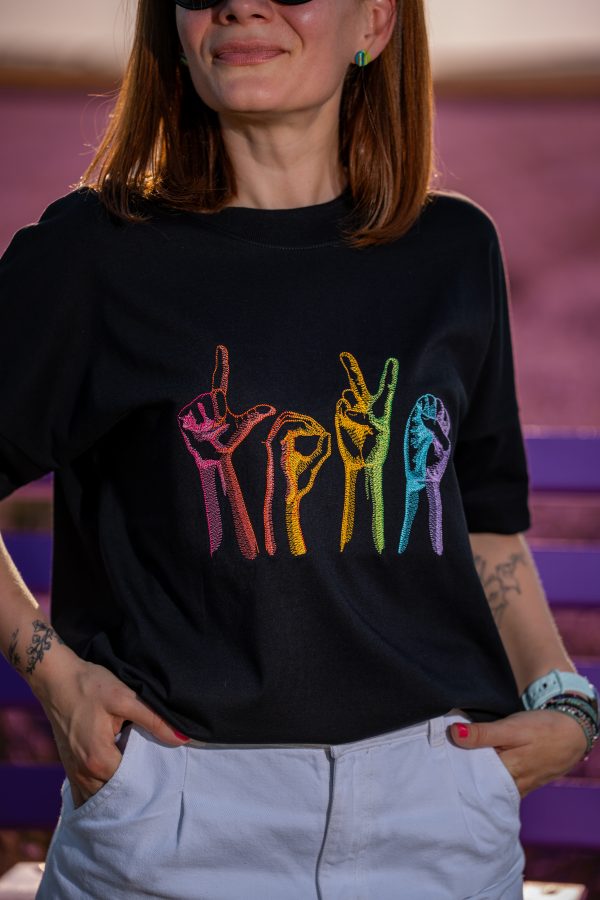 OVERSIZED тениска с МНОГОЦВЕТНА бродерия LOVE - Image 2