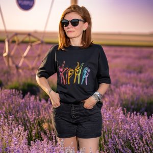OVERSIZED тениска с МНОГОЦВЕТНА бродерия LOVE