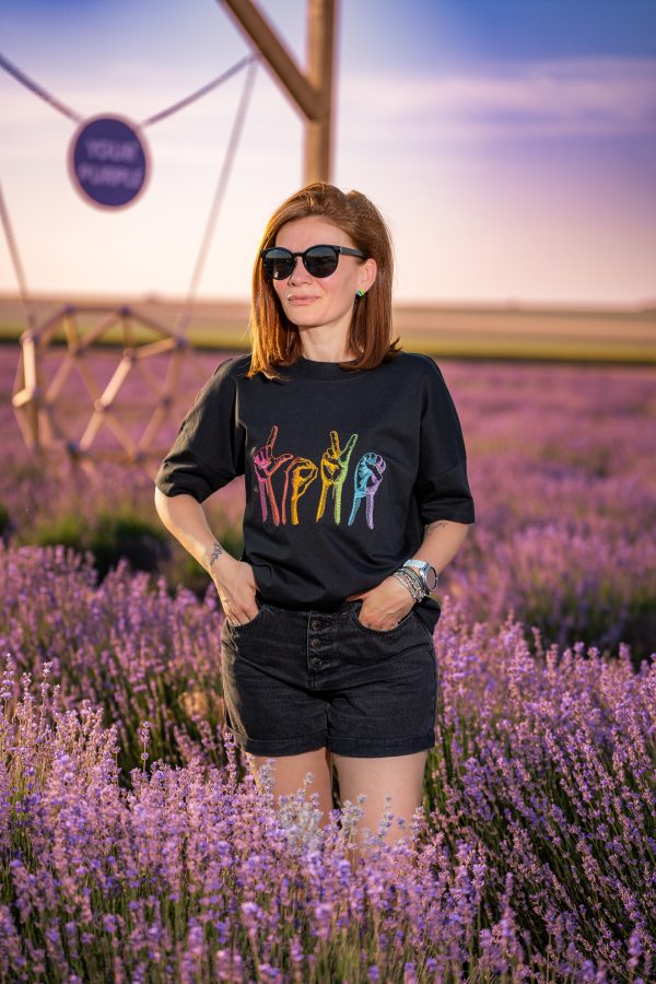 OVERSIZED тениска с МНОГОЦВЕТНА бродерия LOVE