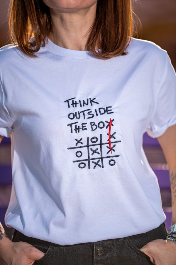 Унисекс тениска с бродерия THINK OUTSIDE THE BOX - Image 2