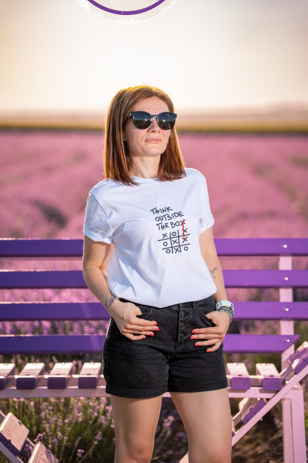 Унисекс тениска с бродерия THINK OUTSIDE THE BOX