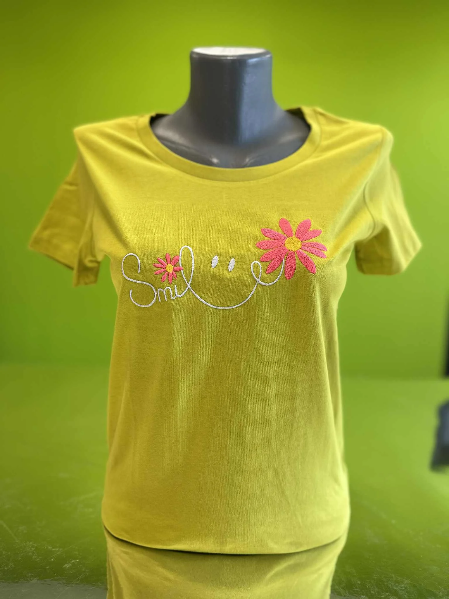 Дамска тениска с бродерия SMILE