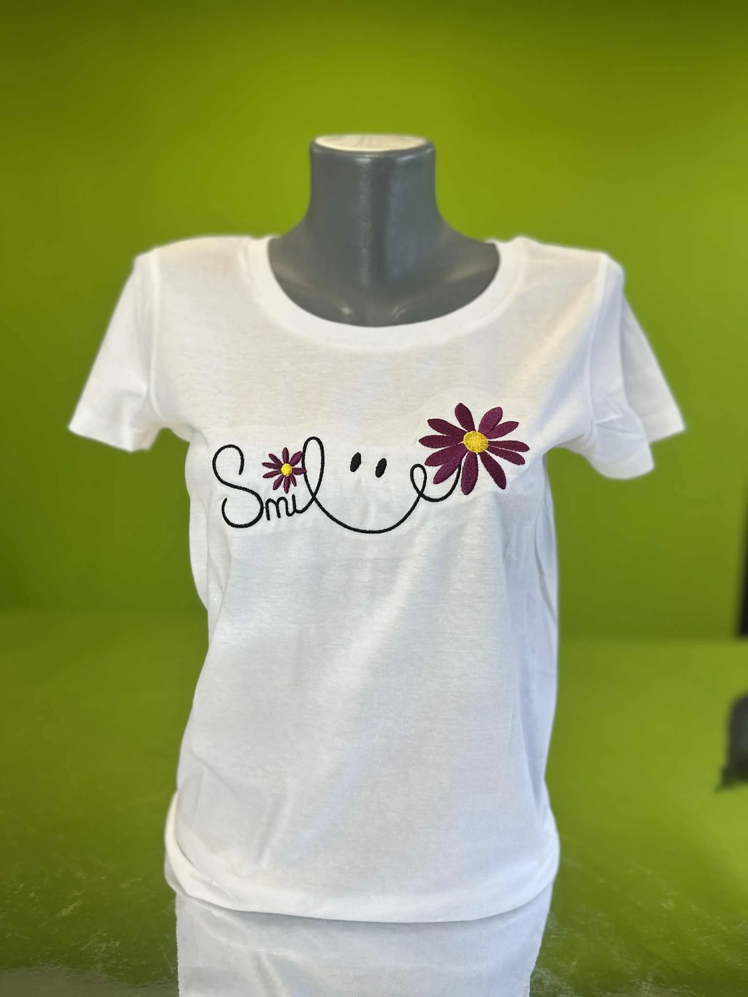 Дамска тениска с бродерия SMILE